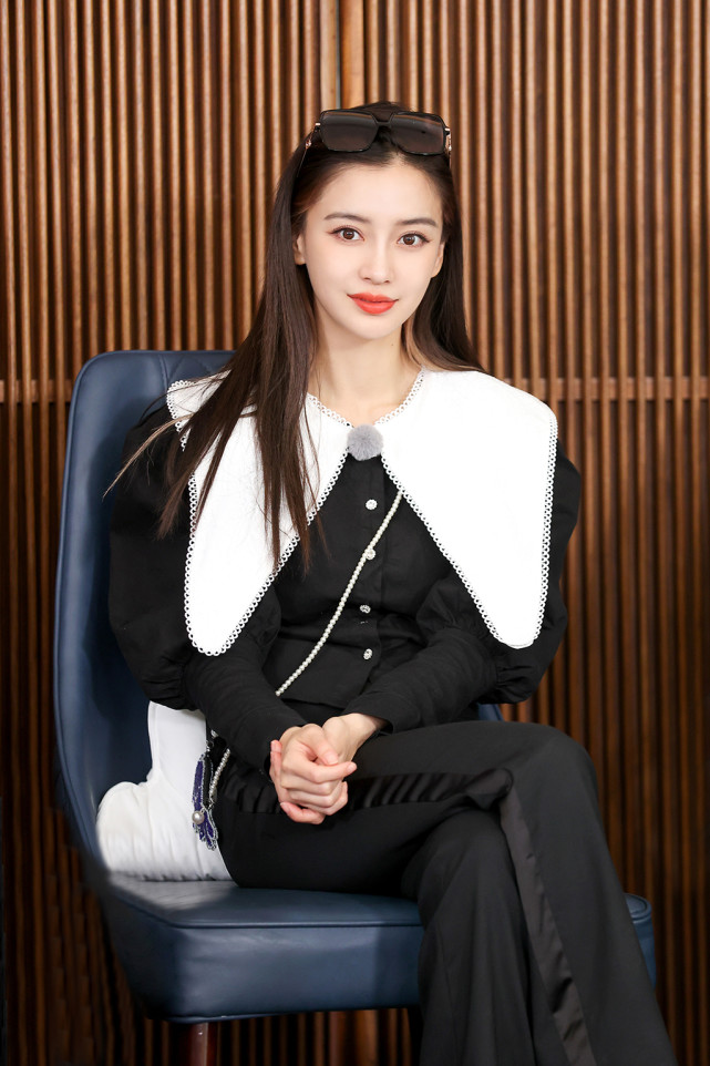 但这种衬衫日常生活中是并不多见的服装,主要因为表现出来的减龄效果