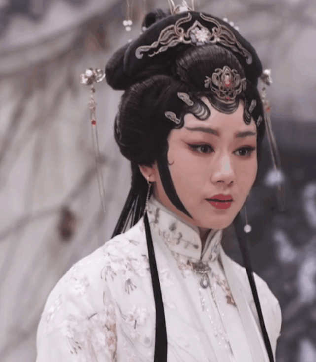 但主演曾小敏吸收了多剧种对于白娘子形象塑造的表演精髓,用充满艺术