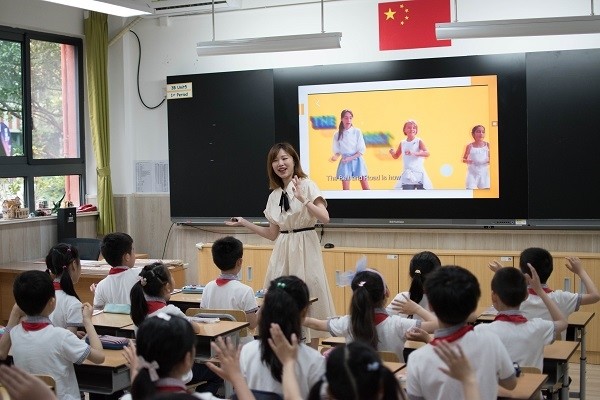 集团化办学赢得百姓口碑上外附小走校团队3年绕地球走一圈