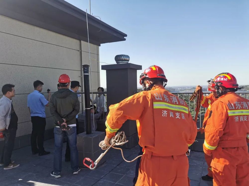 救援|遇到纠纷女子欲跳楼轻生 济南消防火速救援