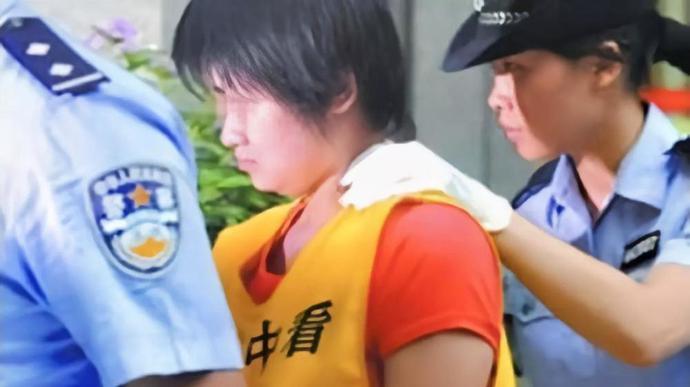 鹤壁一少女杀父弑母案件砍坏9把菜刀庭审发现不是亲生女儿