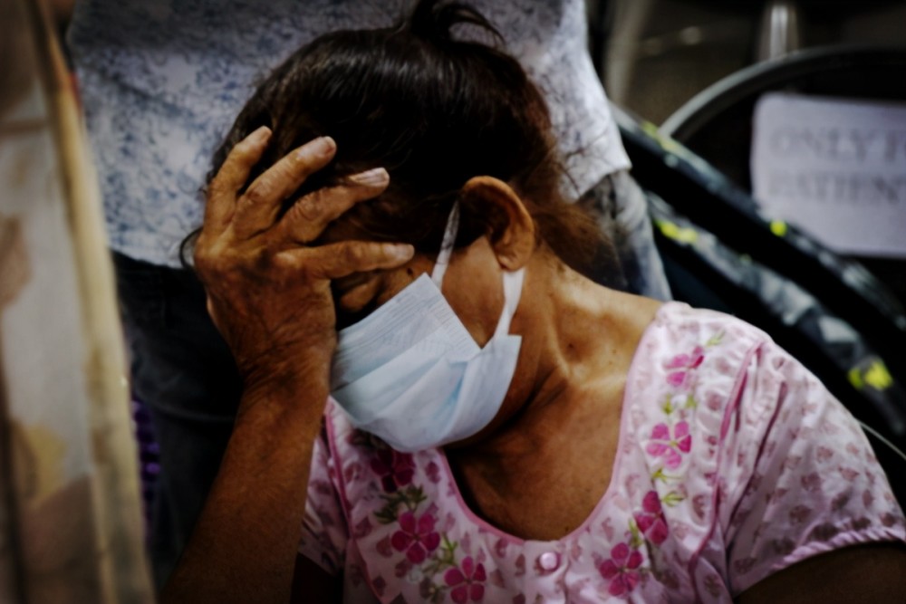 印度女新冠患者住院,遭3名医护集体侵犯,最终因捆绑插喉而亡