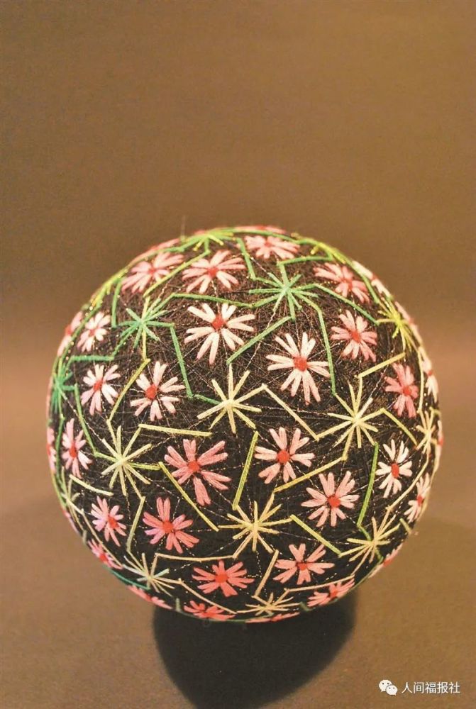 日本97岁奶奶绣手鞠球成艺术