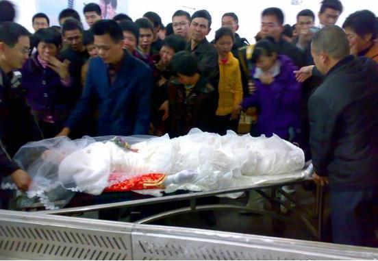 卢燕娥的遗体2010年2月4日9:30上百亲朋好友冒雨参加装扮一新的婚车