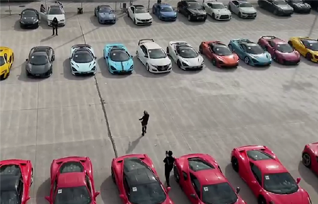 曹县一批超跑聚会,不乏兰博基尼,法拉利,车价都超7位数,车主均为富二