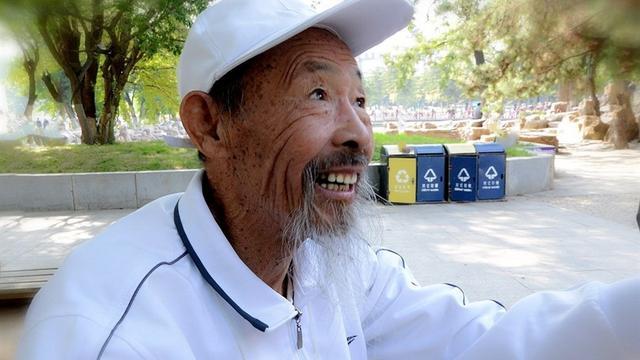 那个不让穷亲戚登门的伯母,到死的时候,伯父却对他们发了邀请