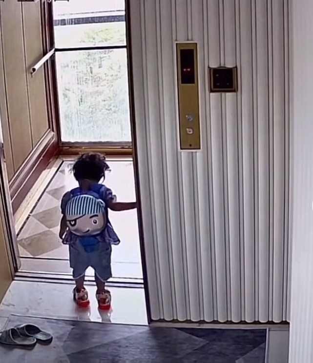 厦门小女孩背着书包离家出走刚进电梯就被楼管抓回来网友帅不过三秒