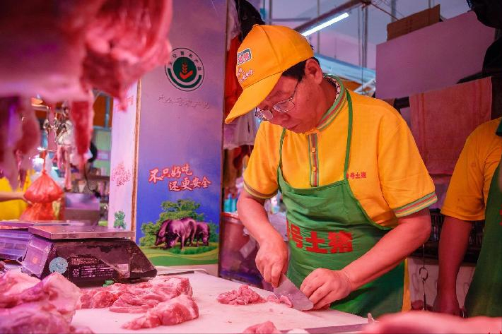 18年前那个曾在街头卖猪肉的北大屠夫如今却年赚数十亿