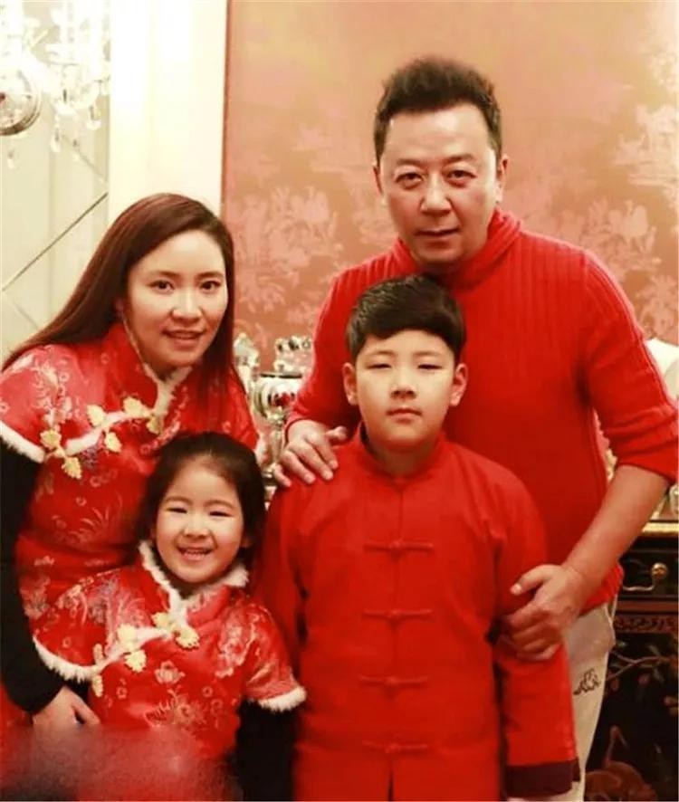 郭涛与儿子合照曝光,石头13岁已比父亲高!网友却评:像是爷孙俩