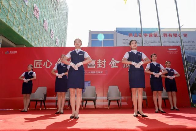 日月湖畔的新地王，“长”得是真快！