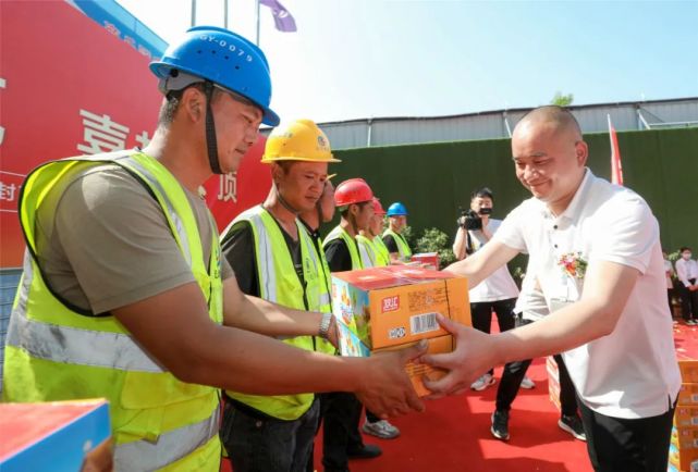 日月湖畔的新地王，“长”得是真快！