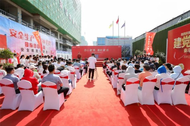 日月湖畔的新地王，“长”得是真快！