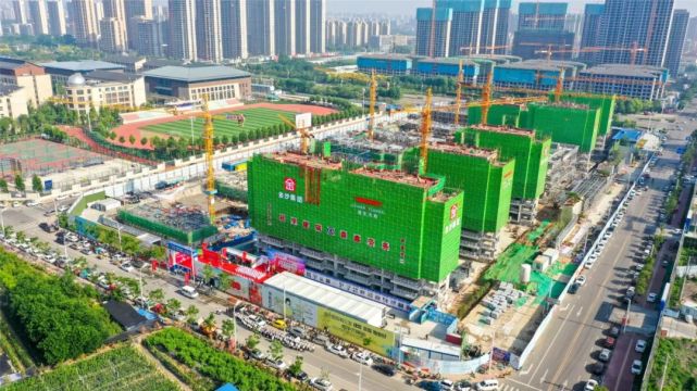 日月湖畔的新地王，“长”得是真快！