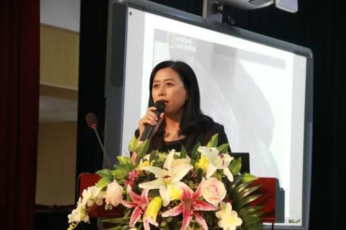 一小时的课堂分为语文,数学,英语三个时段,青岛枣山小学孙琳老师,林晓