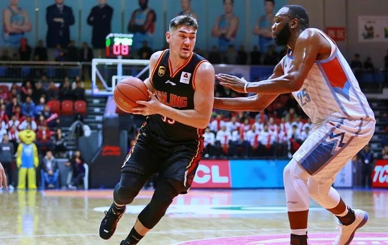 cba续约消息:深圳队留下内线球员买尔丹,他已经征战了11个赛季