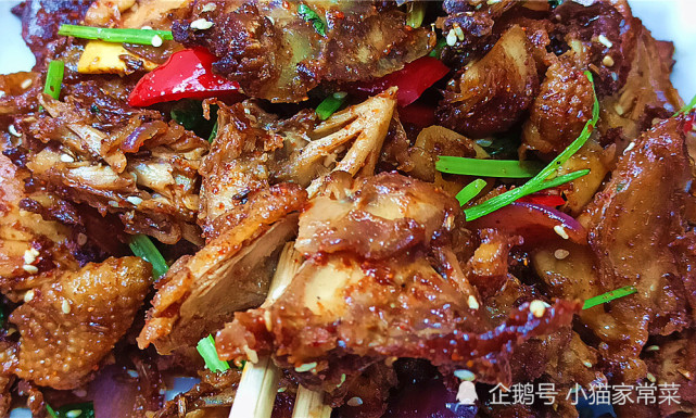 烧烤摊上受欢迎的辣炒鸡架,教你家常做法,味道香辣夏天不容错过