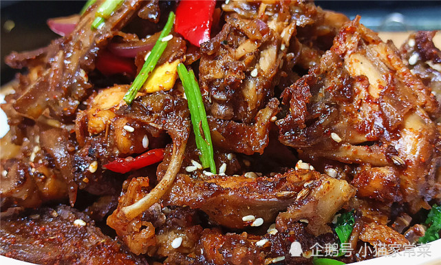 在沈阳吃鸡架,吃的就是热闹和氛围,朋友在一起