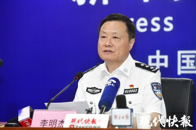 南京"男子驾车撞人并持刀捅人事件"最新进展,嫌疑人