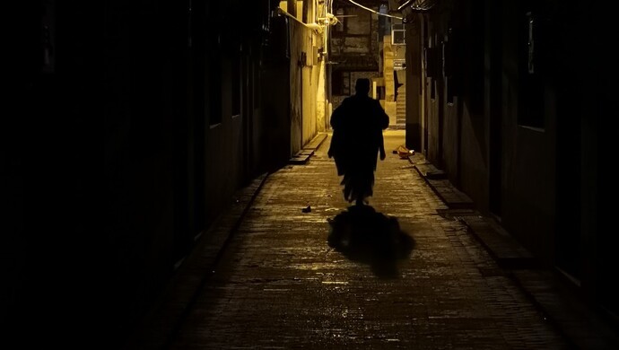 一片漆黑的小巷你晚上敢走吗城市灯下黑怎么治