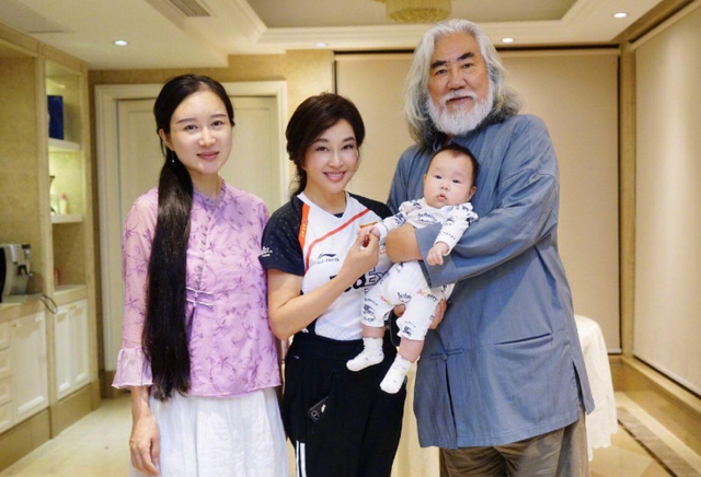 张纪中与前妻打得不可开交与现任差31岁的爷孙恋是神仙眷侣