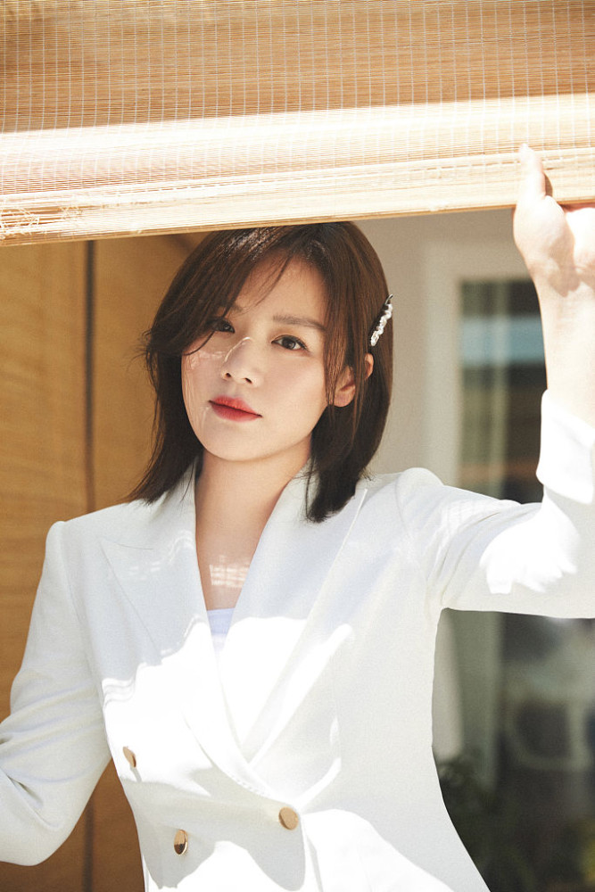 马思纯白色西服裙拍写真优雅高级 短发干练眼神撩人感染力足