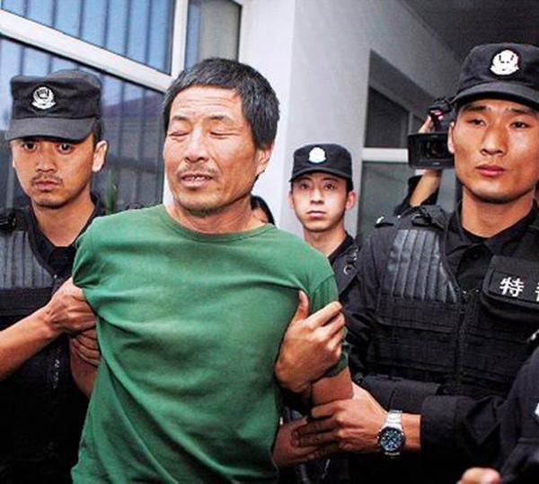 王大民与李海伟随即逃出监室,前往提审室与高玉伦会面,并趁段宝仁不