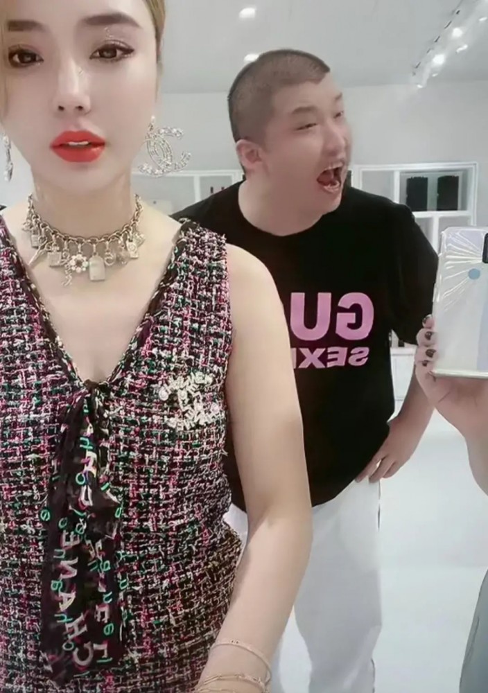 起因是因为在4月份的时候, 网红二驴和老婆一起在某直播平台售卖某