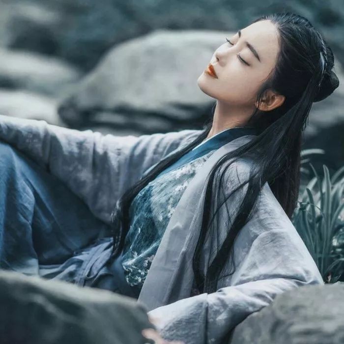 古风真人女生头像:渚寒烟淡,棹移人远,缥缈行舟