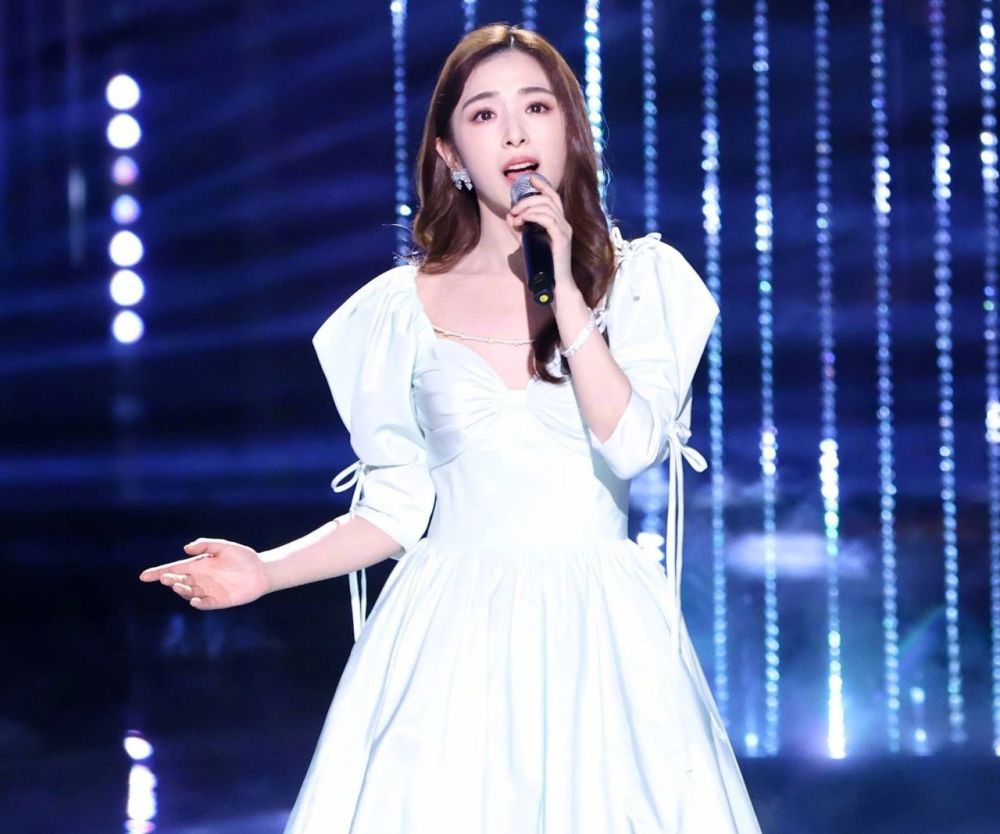 张含韵遭遇低俗代拍因怕走光乞求他们不要蹲下拍照