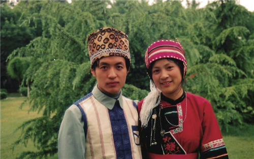 着跟两人在这里共度一生,然而英儿难以适应这样与世隔绝的隐居生活,他