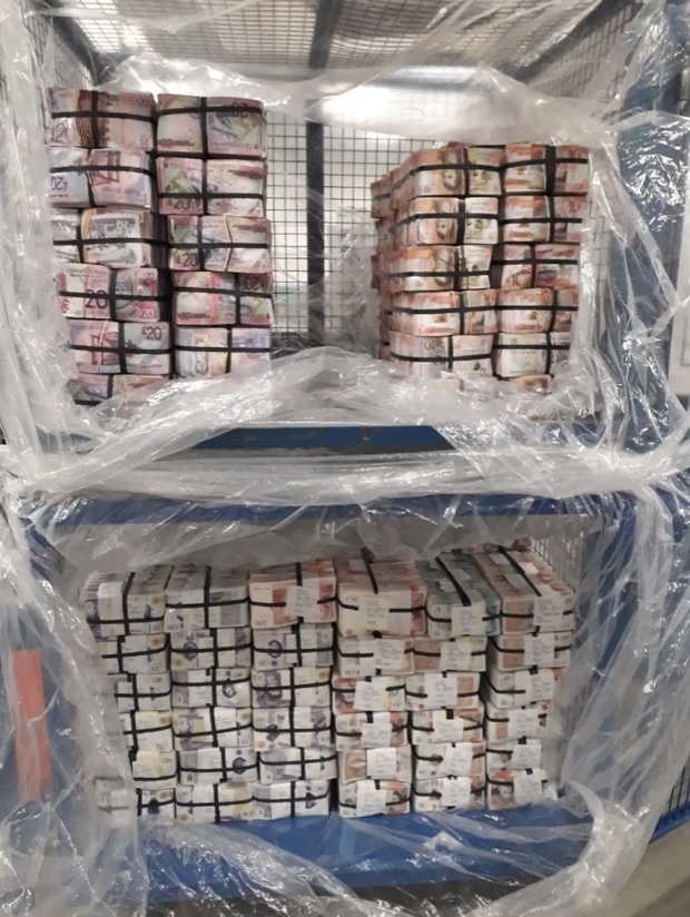 英国伦敦警方查获500万英镑赃款,罪犯将巨款放家中只因不知如何洗钱