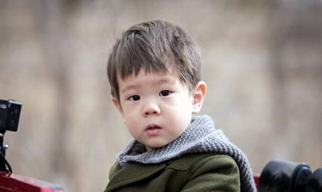 嗯哼7岁时的偷拍照走红言行像小大人网友难怪现在这么优秀