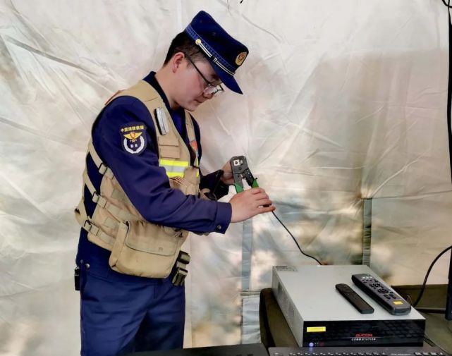 坚持统一调度原则,共出动2车7人,携带1套华平会议终端,1套卫星便携站