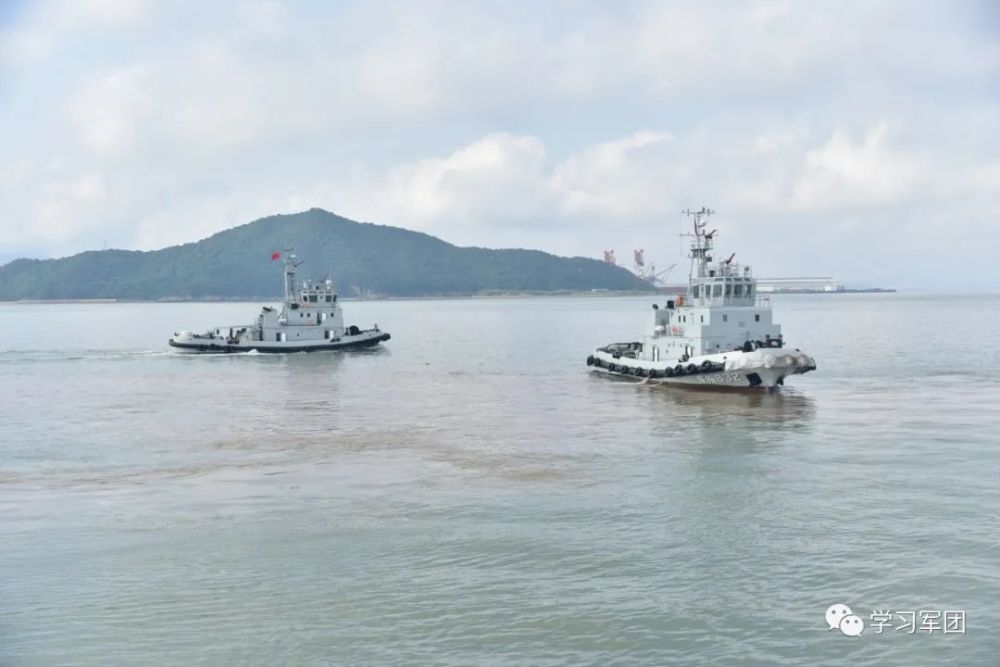 軍營傳真丨大型軍艦進出港一拖一頂全靠它