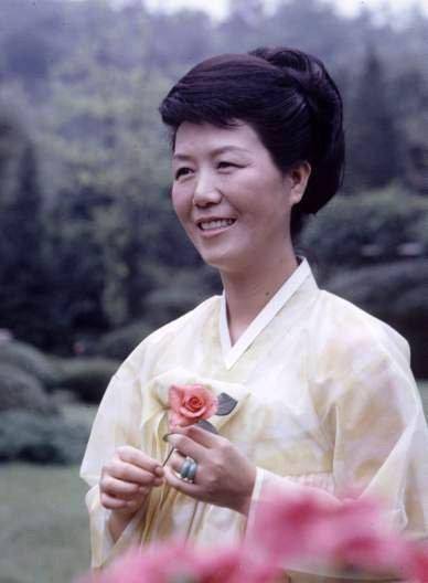 妻子陆英修遇刺后,朴正熙对自己安全尤为关注,时刻观察周围,生怕有人