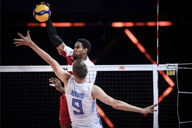 1356km波兰男排古巴裔球员莱昂打破发球时速世界纪录