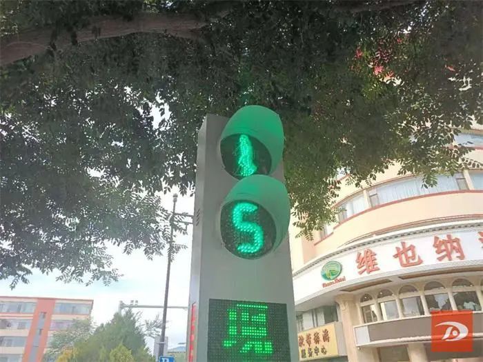 绿灯红灯可以走_红绿灯处可以响喇叭吗_红绿灯提示音什么时候可以走