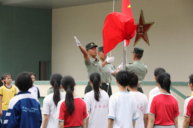 部隊教官展示升國旗姿勢(5月29日攝).新華社發(方釗 攝)