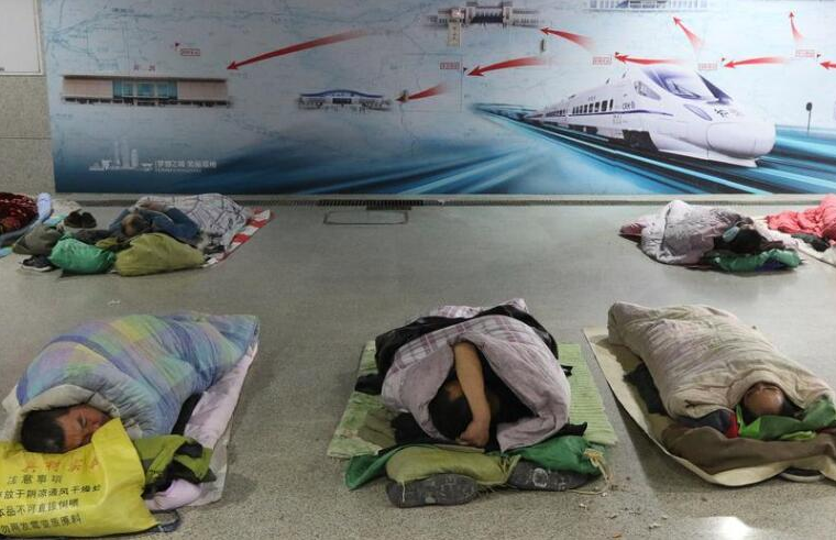 富人都反对年轻人躺平,却不为打工者着想,其实躺平