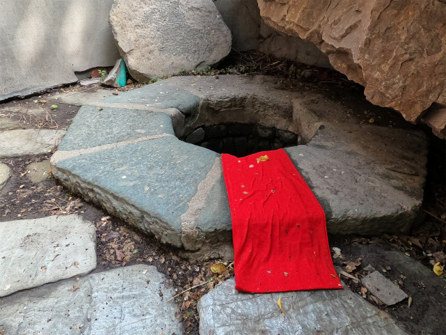 八宝琉璃井位于辽宁海城市厝石山公园靖安祠龙化池内 八宝 琉璃井.