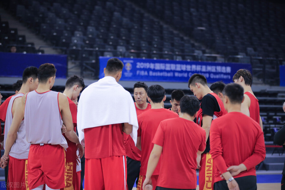 中国男篮 首战面对14名nba球员无所畏惧！男篮一哥带伤训练，球队好榜样！