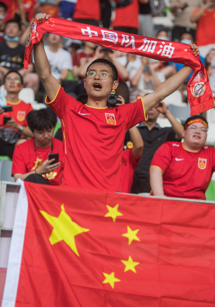 体育足球世预赛球迷助阵中国队2