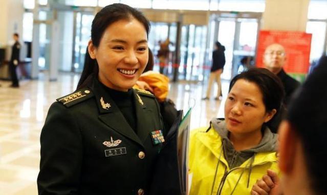 浅析部队文职干部的肩章和领花