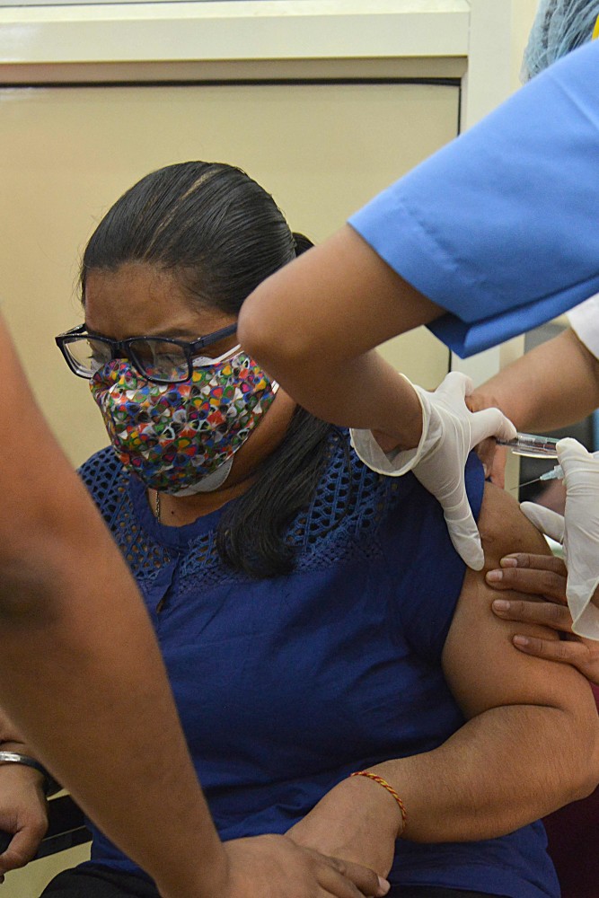 (外代一线)印度民众接种新冠疫苗