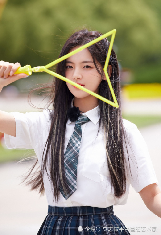 杨超越空降极限挑战曝光童年照网友从小美到大