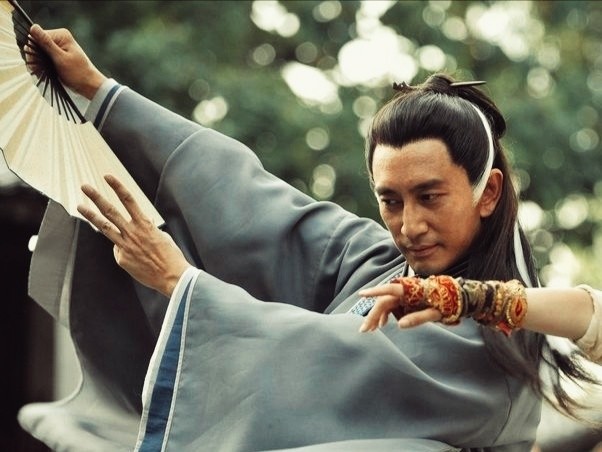 轩辕剑古月为何不把功力传给宇文拓而是传给软弱的陈靖仇