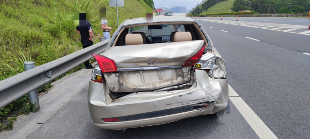 蘭海高速南寧往北海方向一小車因快錯過路口而突然連續變道結果