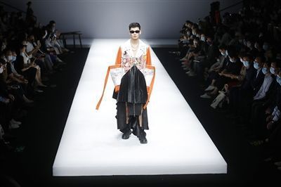 21中国国际大学生时装周 用青春与创意秀出设计新元素 腾讯新闻