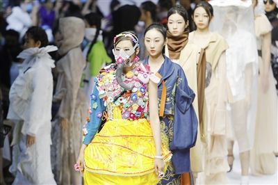 21中国国际大学生时装周 用青春与创意秀出设计新元素 腾讯新闻