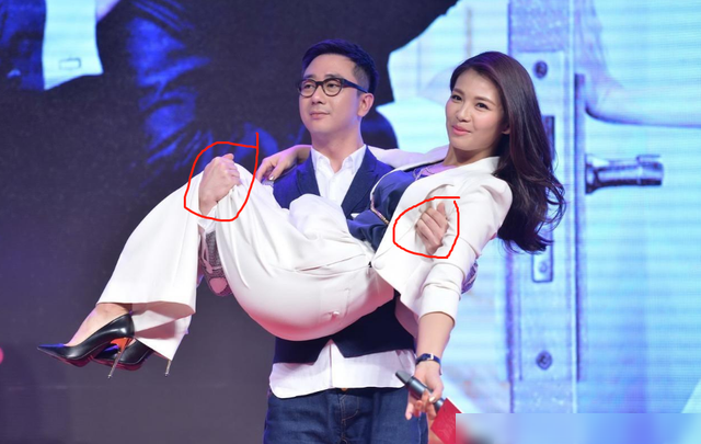 把刘涛抱在怀里是什么感觉?注意他的手放在什么地方?太暴露人品